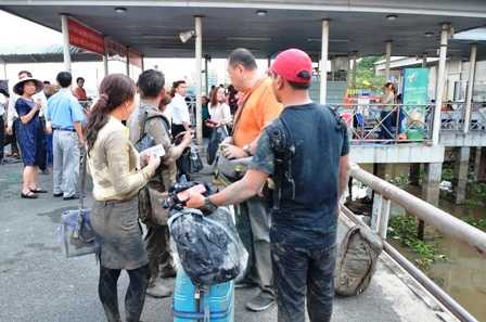  Hành khách may mắn thoát chết, song hành lý và tư trang bị ướt sũng, hư hại