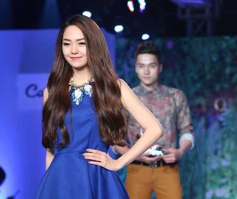 Chân ngắn, Minh Hằng vẫn tự tin làm vedette trên sàn catwalk