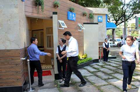 Nhà vệ sinh tiền tỷ ở trung tâm Sài Gòn