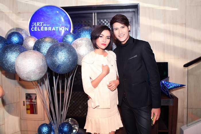 Cặp đôi tin đồn Next Top công khai thân mật trước đám đông