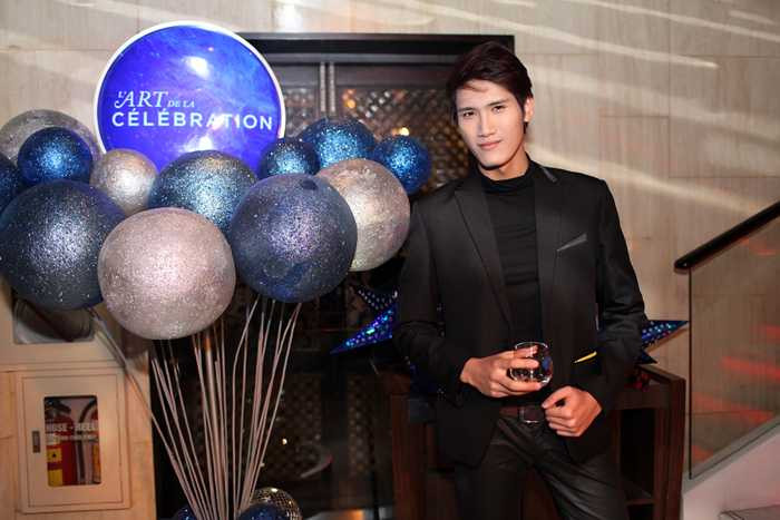 Cặp đôi tin đồn Next Top công khai thân mật trước đám đông