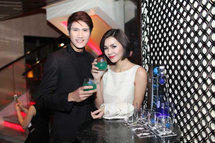 Cặp đôi tin đồn Next Top công khai thân mật trước đám đông