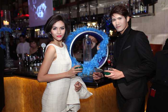 Cặp đôi tin đồn Next Top công khai thân mật trước đám đông