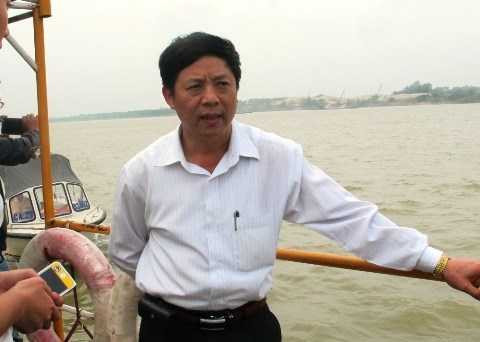 Thượng tá Nguyễn Văn Cương - Phó trưởng phòng Cảnh sát giao thông đường thủy, công an Hà Nội trực tiếp chỉ huy và tham gia tìm kiếm thi thể nạn nhân vụ Cát Tường trên sông Hồng.