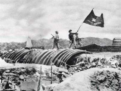 Lá cờ đỏ sao vàng tung bay trên hầm chỉ huy của địch, đánh dấu chiến dịch Điện Biên Phủ toàn thắng của quân đội ta.