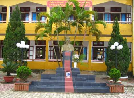 Đài tưởng niệm nhà bác học Lê Qúy Đôn tại một ngôi trường THPT mang tên ông ở huyện Thạch Hà, tỉnh Hà Tĩnh.