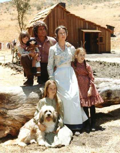 Tiểu thuyết dựa trên series sách của Laura Ingalls Wilder, trở thành một trong những phim truyền hình được yêu thích nhất khi phát sóng từ 1974 tới 1983. Tác phẩm kể câu chuyện cuộc sống của gia đình Ingalls ở nông trại Minnesota cuối những năm 1800. Show truyền hình đã giành ba giải Emmy và chinh phục nhiều thế hệ khán giả toàn thế giới. gia đình nông dân Ingalls sống trên một thảo nguyên bao la, cùng nhiều gia đình khác trải qua những tháng ngày khó khăn để khai hoang thị trấn Walnut Grove.