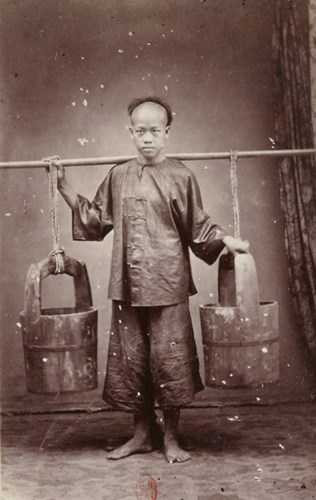 Một người Hoa gánh nước.