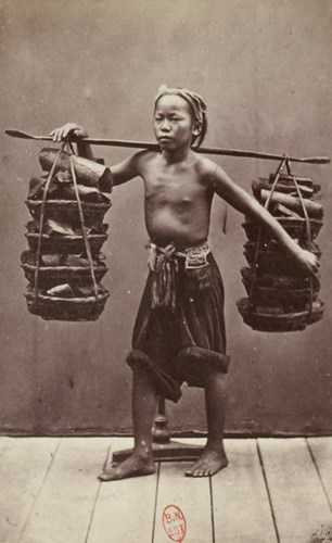  Người gánh than củi An Nam.