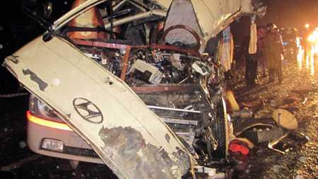 Chiếc xe khách nát bươm sau vụ tai nạn.