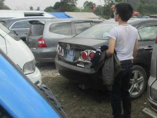 Rất nhiều xe công tấp nập trẩy hội đầu năm