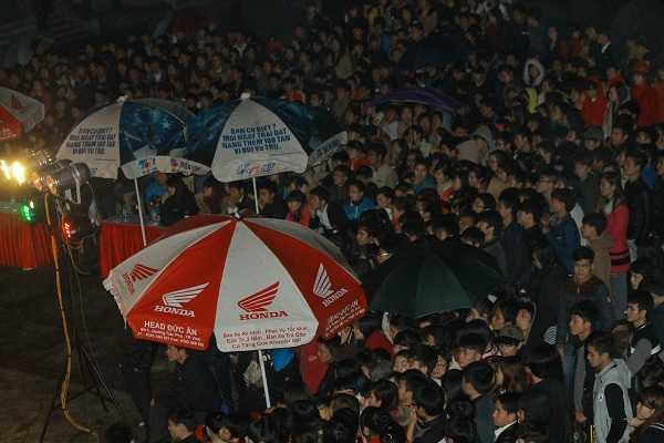 Hàng ngàn thí sinh đội mưa rét gặp Mr Đàm thi X-Factor