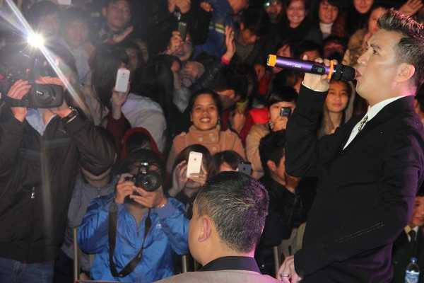 Hàng ngàn thí sinh đội mưa rét gặp Mr Đàm thi X-Factor