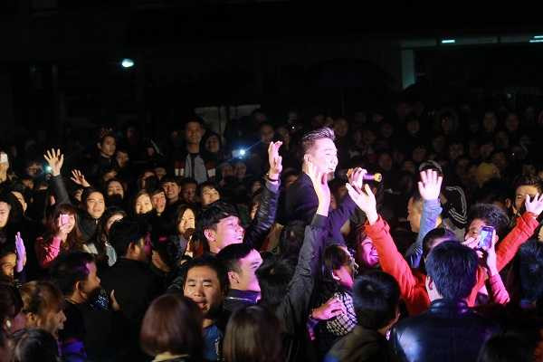 Hàng ngàn thí sinh đội mưa rét gặp Mr Đàm thi X-Factor