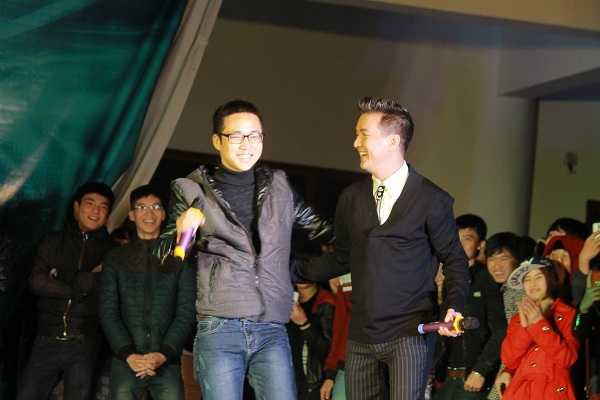 Hàng ngàn thí sinh đội mưa rét gặp Mr Đàm thi X-Factor