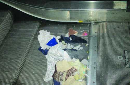 TQ: Bé 3 tuổi chết thảm vì kẹt thang cuốn - 1