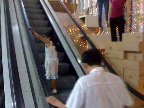 TQ: Bé 3 tuổi chết thảm vì kẹt thang cuốn - 2