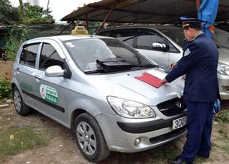 Thanh tra Sở giao thông Hà Nội đã phát hiện, tạm giữ phương tiện và phạt trên 11 triệu đồng với nữ xế này.