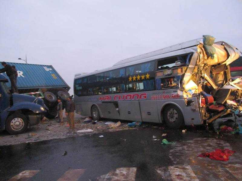 Phần đầu xe khách bị biến dạng hoàn toàn