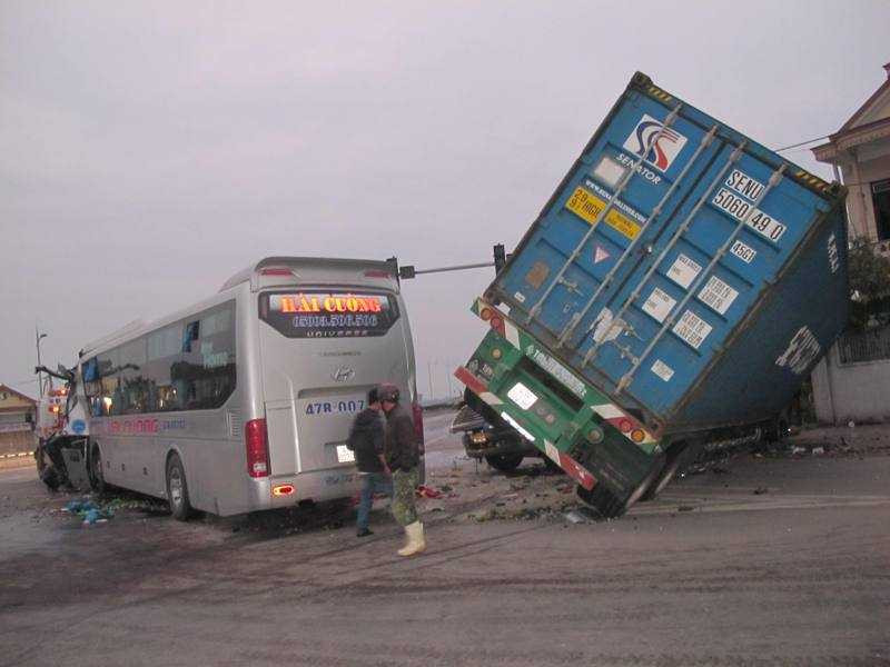 Xe container suýt lao vào nhà dân