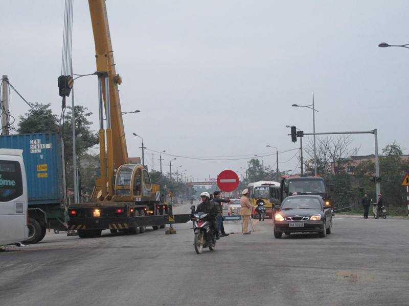 Lực lượng chức năng có mặt để điều tra vụ tai nạn