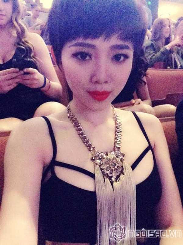 Tóc Tiên khoe lưng trần gợi cảm, đi xem show của Miley Cyrus | Tóc Tiên,Miley Cyrus,Tóc Tiên xem show của Miley Cyrus,thời trang của Tóc Tiên