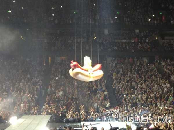 Tóc Tiên khoe lưng trần gợi cảm, đi xem show của Miley Cyrus | Tóc Tiên,Miley Cyrus,Tóc Tiên xem show của Miley Cyrus,thời trang của Tóc Tiên