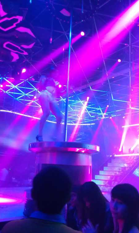 Uốn éo trên cột để lộ hình thể quán bar, vũ trường, Đà Nẵng, khá hình, mại dâm