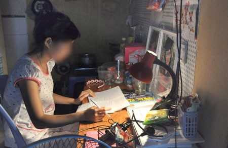 Phòng trọ sinh viên thường chật chội, tồi tàn, sinh hoạt tối thiểu còn được chứ để nuôi con là điều không dễ dàng.