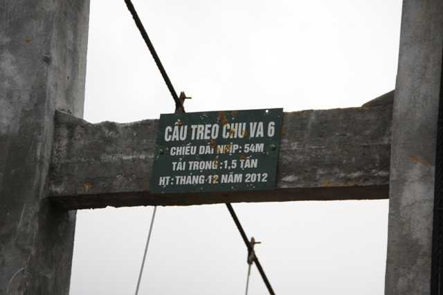 Trên cầu treo vừa xảy ra sự cố ghi rõ tải trọng nhưng không mấy người qua lại quan tâm