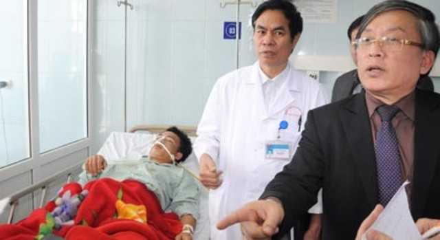 Bác sĩ Nguyễn Tiến Quyết (ngoài cùng bên phải) cùng các cộng sự nhịn cả ăn trưa để thăm khám kịp thời cho các nạn nhân.