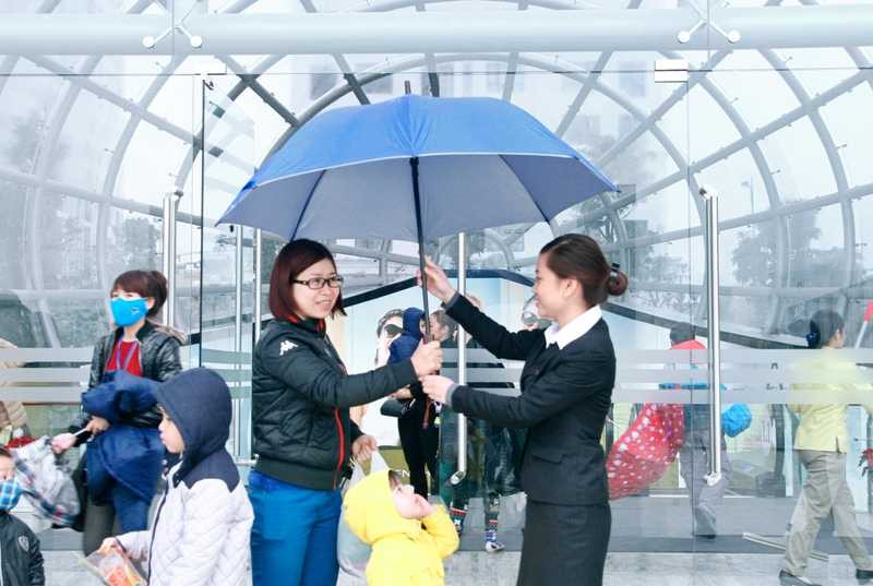 Khách hàng được chăm sóc đặc biệt tại Vincom Mega Mall Times City