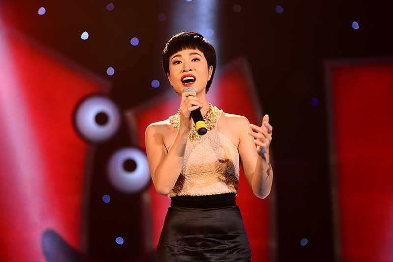 Đàm Vĩnh Hưng nổi bật với áo lạ mắt