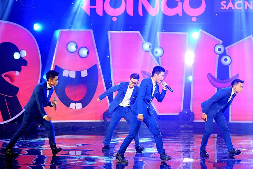 Đàm Vĩnh Hưng nổi bật với áo lạ mắt