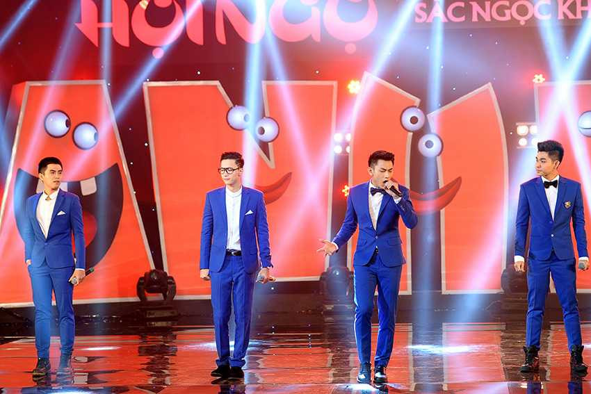 Đàm Vĩnh Hưng nổi bật với áo lạ mắt