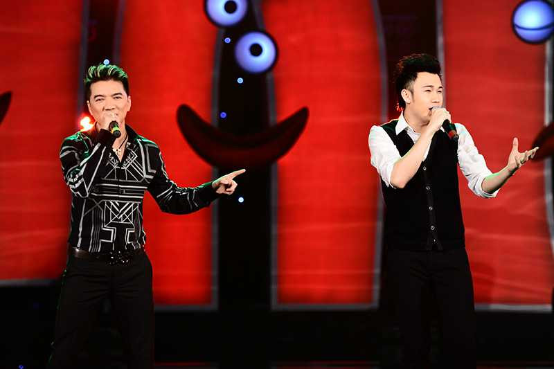 Đàm Vĩnh Hưng nổi bật với áo lạ mắt