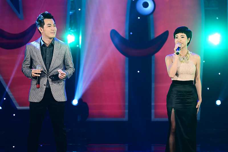 Đàm Vĩnh Hưng nổi bật với áo lạ mắt