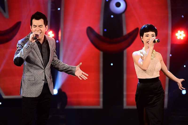 Đàm Vĩnh Hưng nổi bật với áo lạ mắt