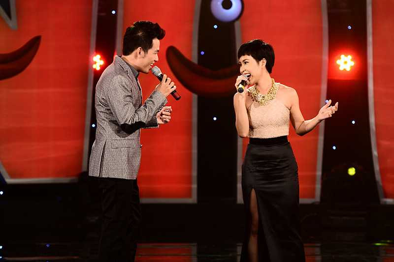 Đàm Vĩnh Hưng nổi bật với áo lạ mắt