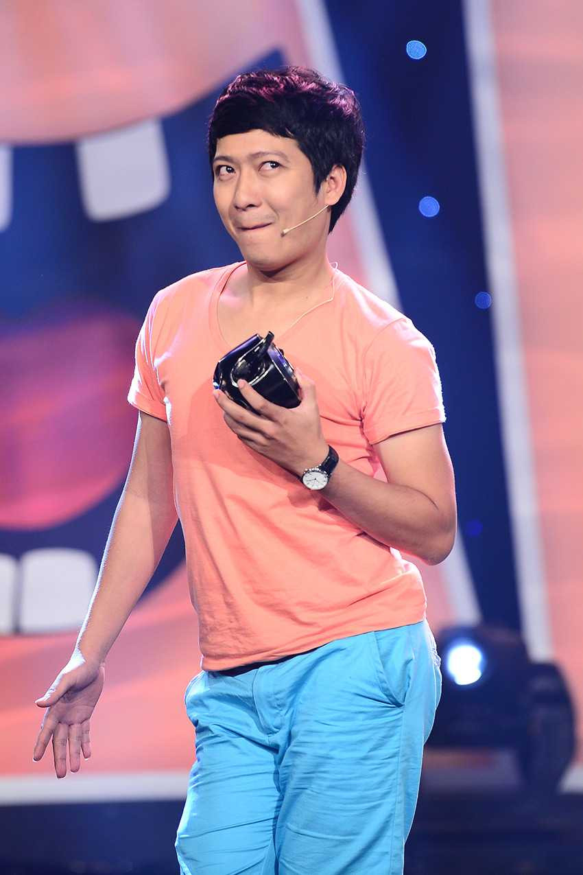 Hoài Linh biến trai thẳng thành... cong