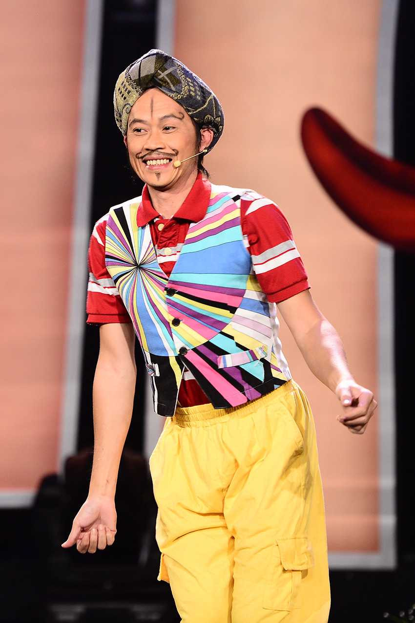 Hoài Linh biến trai thẳng thành... cong