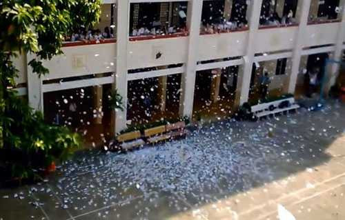 Trắng trời học sinh xé đề cương môn lịch sử năm ngoái phải chăng là dự báo việc bị 