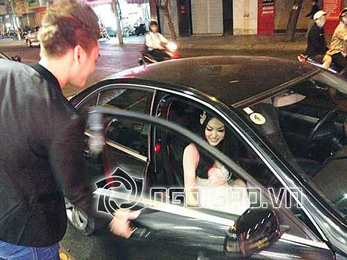 Phi Thanh Vân được hot boy hôn đắm đuối và chở đi hát bằng xế Mer | Phi Thanh Vân,Anthony Trần,Phi Thanh Vân được hot boy hôn đắm đuối và chở đi hát bằng xế Mer