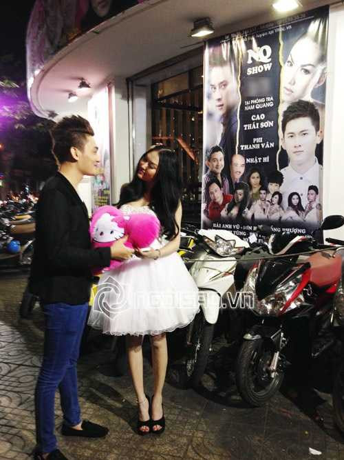 Phi Thanh Vân được hot boy hôn đắm đuối và chở đi hát bằng xế Mer | Phi Thanh Vân,Anthony Trần,Phi Thanh Vân được hot boy hôn đắm đuối và chở đi hát bằng xế Mer