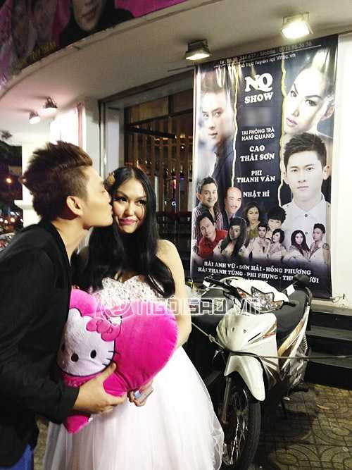 Phi Thanh Vân được hot boy hôn đắm đuối và chở đi hát bằng xế Mer | Phi Thanh Vân,Anthony Trần,Phi Thanh Vân được hot boy hôn đắm đuối và chở đi hát bằng xế Mer