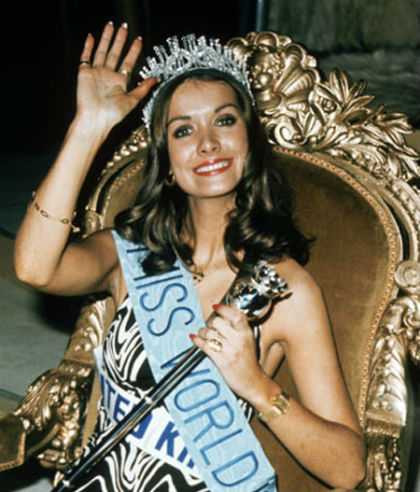 Helen Morgan của xứ Wales đăng quang Misss World năm 1974, ở tuổi 22. Chỉ bốn ngày sau khi đội vương miện trên đầu, nữ hoàng sắc đẹp buộc phải từ bỏ vương miện khi một tờ báo khi đó đưa tin cô có một đứa con 18 tháng tuổi và quan hệ với một người đàn ông đã có gia đình.