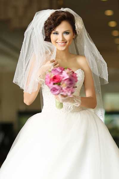 Ngày 28/2, thông tin Hoa hậu Thế giới Người Việt 2010 đăng ký kết hôn từ năm 2011 và cả hai hiện chờ làm thủ tục ly hôn lan truyền trên mạng <a href='https://vtcnews.vn/xa-hoi.2.0.html' >xã hội</a>. Cô cũng đại diện nhan sắc Việt đi thi ở các đấu trường nhan sắc quốc tế như: Miss Earth 2010, Miss Universe 2012. Điều này càng khiến dư luận mong chờ lời giải thích của người đẹp về tình trạng hôn nhân của cô vì nếu đúng như cô kết hôn từ năm 2011, cô đã vi phạm quy chế của cuộc thi Miss Universe.