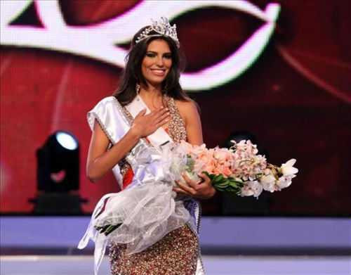Chưa đầy một tuần sau khi đăng quang, Carlina Duran (trái) bị tước vương miện Hoa hậu Hoàn Vũ CH Dominica.