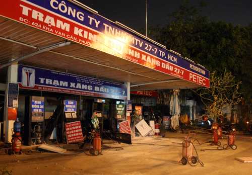 Cây xăng phát nổ lớn từ phía sau bị phong tỏa. Ảnh: An Nhơn