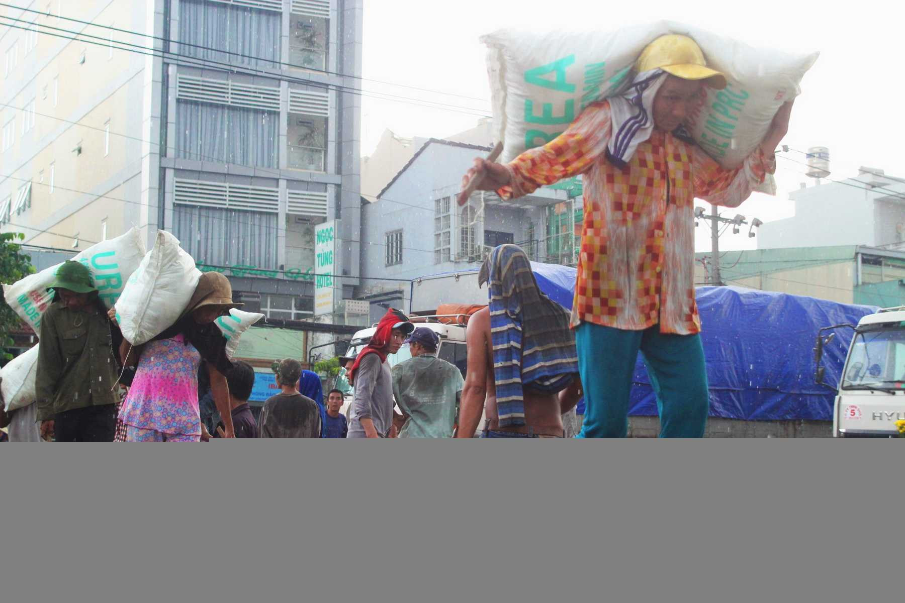 Những phụ nữ làm công việc của đàn ông ở Sài Gòn (3)